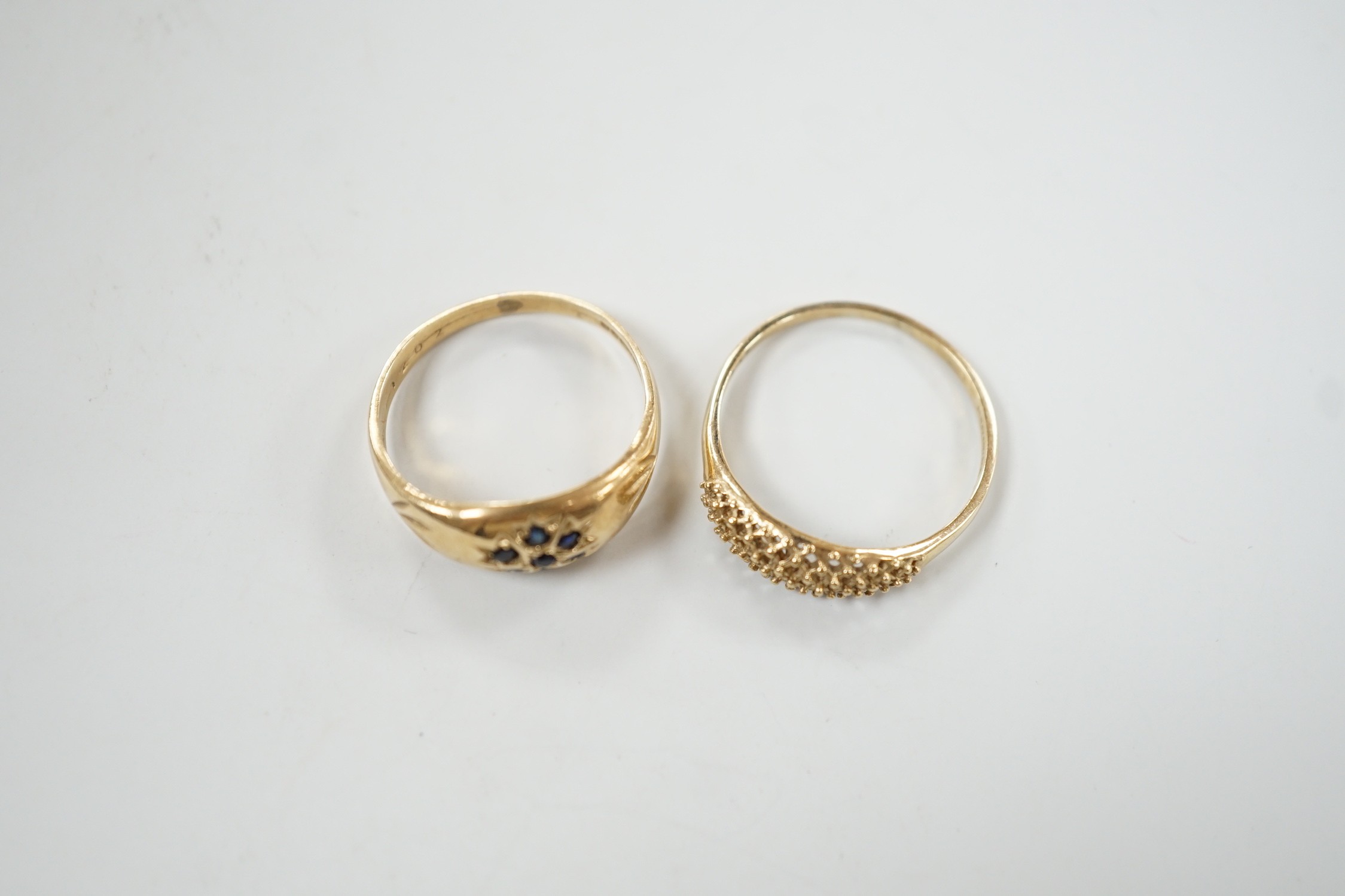 Two modern 9ct gold rings including set sapphire cluster, gross weight 4.2 grams.